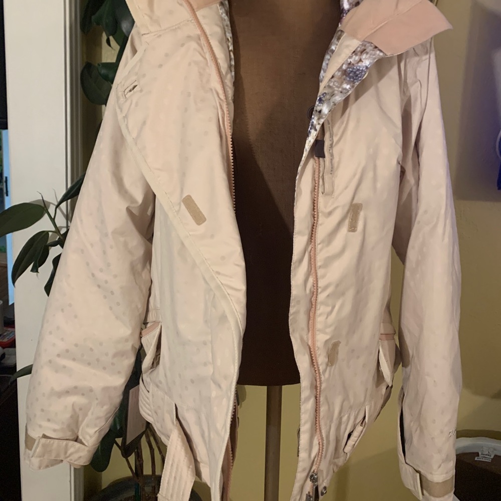 686 snow jacket. Minor stains on the sleeve please looks at pictures.